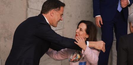 Brussels (Belgium), 15/10/2025.- NATO Secretary General Mark Rutte greets Spanish Defense Minister Margarita Robles as they pose for a family photo during the NATO Ministers of Defence meeting in Brussels, Belgium, 15 October 2025. The meeting of the North Atlantic Council in Defence Ministers' Session will be followed by a Ukraine Contact Group meeting. (Bélgica, Ucrania, Bruselas) EFE/EPA/OLIVIER HOSLET