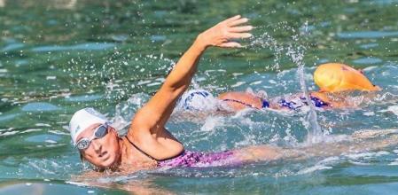 Fabienne nadando en aguas abiertas.