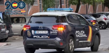 Imagen de recurso de un vehículo de la Policía Nacional en una calle de Granada.&nbsp;