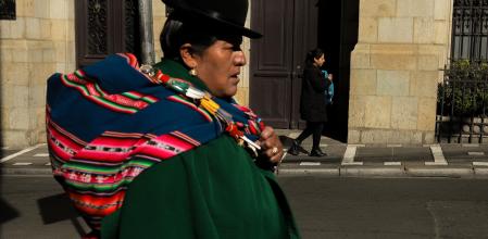 Una mujer aymara camina por una calle del centro de La Paz, este viernes&nbsp;