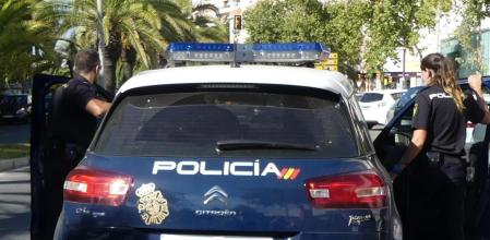 Imagen de recurso: agentes de la Policía Nacional subiendo a un coche oficial