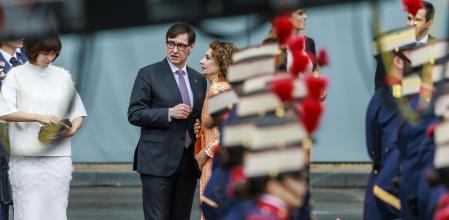 El rey Felipe VI y la reina Letizia acompañados de la princesa Leonor y la infanta Sofía, presiden el desfile de las Fuerzas Armadas con motivo de la Fiesta Nacional este domingo en Madrid.
