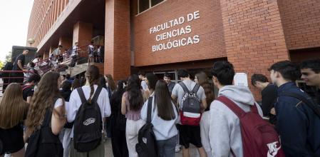 Estudiantes antes del inicio de los exámenes durante el primer día de la Evaluación de Acceso a la Universidad (EvAU), en la Facultad de Ciencias Biológicas de la Universidad Complutense de Madrid, a 3 de junio de 2024, en Cantoblanco, Madrid (España). Cerca de 40.000 alumnos de la Comunidad de Madrid se enfrentan a partir de hoy, y hasta el próximo jueves 6, a las pruebas de la Evaluación de Acceso a la Universidad (EvAU), que llega con cambios en las asignaturas a examen como novedad. Para el correcto desarrollo de la EvAU, la Comunidad de Madrid activa desde hoy el refuerzo en el transporte público que garantice a todos los participantes sus traslados durante toda la semana. Los estudiantes de Madrid son los primeros en enfrentarse a estas pruebas junto a los de La Rioja.