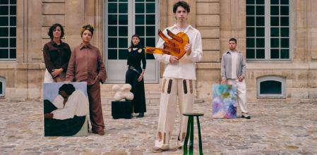 De izquierda a derecha, Sacrée Frangine (Aline Kpade y Célia Amroune), Terre Brute (Anastasia Gladkova), Szymon Keller y Piro (Andrés Sánchez), ante el museo Picasso de París