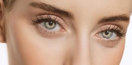 Una mujer con una mirada penetrante y unas bonitas pestañas largas