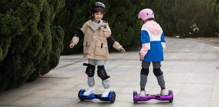 Niños jugando con el Hooverboard