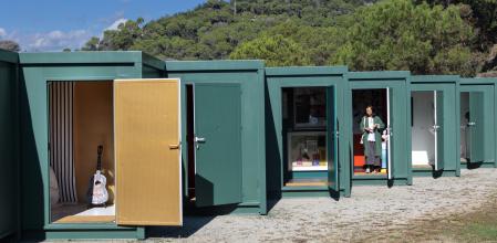 Los contenedores de 'Portátil' están instalados en el exterior del Mas Cabanyes de Argentona