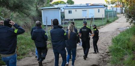 La policía accedió al asentamiento con un mandamiento judicial .