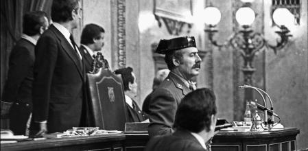 23 FEBRERO 1981 - MADRID, ESPAÑA: El teniente coronel de la Guardia Civil, Antonio Tejero, accede al Congreso de los Diputados durante la segunda votación de investidura de Leopoldo Calvo Sotelo como presidente del Gobierno.