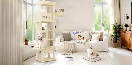 Gatos en un salón con un árbol