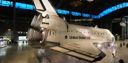 El transbordador espacial Discovery en instalaciones del Instituto Smithsonian en 2017