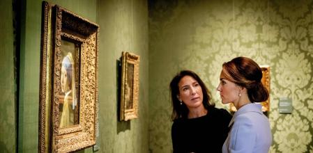 TOPSHOT - Britain's Catherine, the Duchess of Cambridge, looks at the famous Dutch 17th century painting 