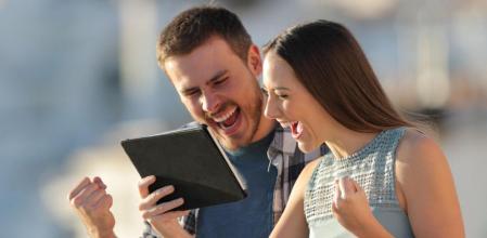 Una pareja, contenta por haber aprovechado los chollos del día en Amazon