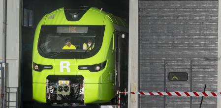 Momento en el que el nuevo tren salió del taller de Alstom para ser exhibido en un acto con el presidente de la Generalitat