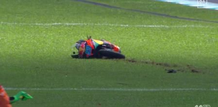 Instantes posteriores al accidente entre José Antonio Rueda y Noah Dettwiler en la vuelta de formación