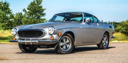 La silueta del Volvo P1800 sigue siendo una de las más armónicas de su época, con proporciones que aún hoy inspiran a los diseñadores de la marca.