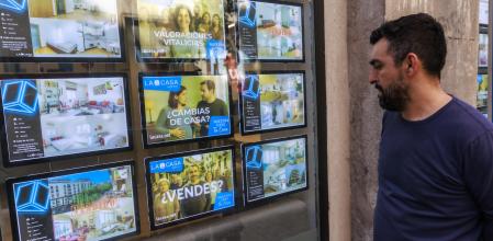 Especial Dinero sobre mercado inmobiliario. imágenes nuevas de construcción de viviendas (obras), de anuncios de compraventa y alquiler, de inmobiliarias y gente mirando los escaparates de las inmobiliarias y de pisos en general. Promociónnes Vivienda Alquiler