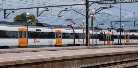 Renfe ofrece 43.500 plazas diarias en autobús durante el plan alternativo de transporte para garantizar la movilidad de los viajeros de la línea R3 durante la segunda