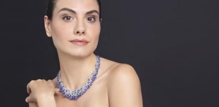 La joven soprano barcelonesa, Serena Sáenz, es la nueva embajadora de Joyería Grau en una colaboración que une dos universos que comparten la búsqueda de la belleza a través de la excelencia