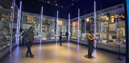 LONDRES, 10/09/2025.- La vida y obra del cantante británico David Bowie contará con un espacio de homenaje e investigación permanente en el nuevo edificio del museo Victoria & Alberto (V&A) de Londres, en el que se reúnen más de 90.000 objetos del archivo del artista, como documentos, instrumentos, vestidos y otras piezas nunca antes vistas. En la imagen,espacio central del David Bowie Centre, un nuevo espacio creativo en Londres dedicado a la vida y obra del artista británico. EFE/ Miguel Salvatierra