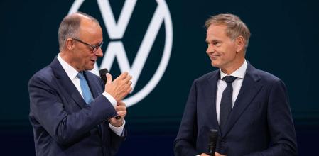 El canciller de Alemania, Friederich Merz (izquierda), junto al CEO del Grupo Volkswagen, Oliver Blume