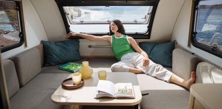 Los grandes ventanales dejan entrar chorros de luz natural que incrementan la sensación de espacio interior