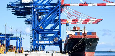 El buque Istanbul Bridge transportó contenedores de China a Europa a través de la Ruta Marítima del Norte, un nuevo corredor comercial a través del Ártico