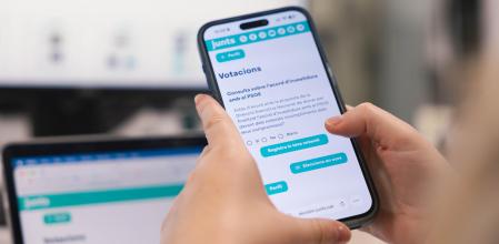 Un militante de Junts vota en la consulta por medios telemáticos