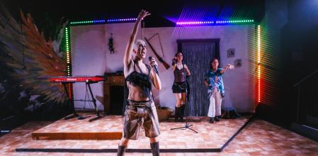 Imagen de escena de 'Un refugi al sol'. Dirección y dramaturgia: Jumon Erra,i Pol Sanuy. Música y letras: Mireia Morera. Intérpretes: Mireia Morera, Pol Sanuy, Àssun Planas. Sala Versus Glòries tardor 2025