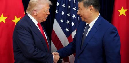 El presidente Donald Trump saluda a su homólogo Xi Jinping en la Base Aérea de Gimhae, en Busan, un terreno no del todo neutral, que acogió tropas estadounidenses hasta por lo menos 2010.&nbsp;