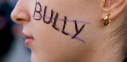 Una joven, en una manifestació contra el acosos escolar.