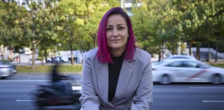 Natalia Díaz, fotografiada en la entrada del Ministerio de Infancia y Juventud en Madrid.