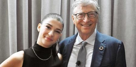 Phoebe Gates junto a su padre Bill Gates.