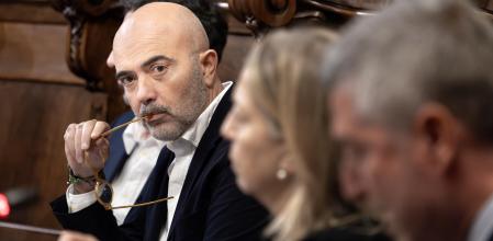 Jordi Martí, en primera instancia, junto a Neus Munté, con el líder del PP, Daniel Sirera al fondo, durante el pleno de este viernes
