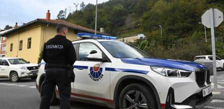 La Ertzaintza corta la carretera Bi-2652, a 31 de octubre de 2025, en Güeñes, Vizcaya, País Vasco (España). Un incendio forestal se ha declarado este viernes, 31 de octubre, en el término municipal de Güeñes, y permanece activo por las dificultades del fuerte viento para sofocarlo. Los Bomberos se han desplazado al lugar para apagar las llamas y se ha procedido a cortar la carretera Bi-2652 en ese tramo. No ha sido preciso el desalojo de viviendas, alejadas de la zona del incendio.