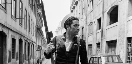 Un soldado en las calles de Lisboa 2 días después del 25 de abril