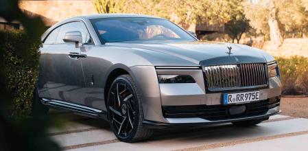 El Spectre Black Badge se distingue por sus molduras y emblemas en negro y por las llantas de aluminio forjado de 23 pulgadas y cinco radios con acabado parcialmente pulido o completamente en negro&nbsp;