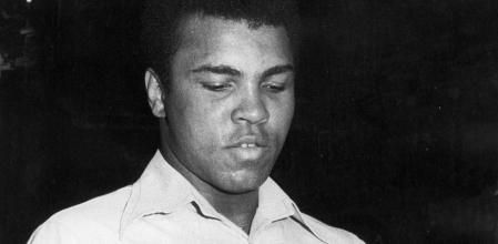 Cassius Clay, Mohamed Ali, ex campeón del mundo de boxeo de los pesos pesados, contempla una reproducción de la fuente de Canaletas, que le fue entregada por el primer teniente de alcalde, don Félix Gallardo, ayer por la mañana, durante la visita del famoso boxeador a las Casas Consistoriales. Foto publicada en LV el 01.08.1972