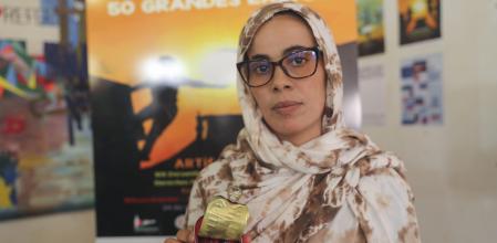 La artista Ahjabha Hamadi conmemora en Tinduf los cincuenta años del Sáhara Occidental