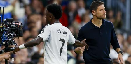 MADRID, 01/11/2025.- El delantero del Real Madrid Vinicius Jr. (i) saluda a Xabi Alonso tras el cambio durante el partido de la jornada 11 de LaLiga que Real Madrid y Valencia CF disputan este sábado en el estadio Santiago Bernabéu. EFE/Javier Lizón