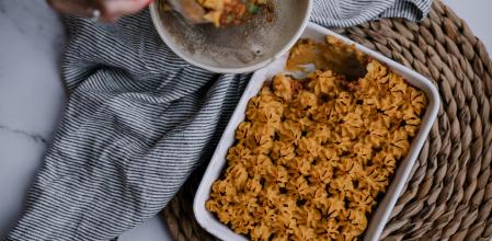 Pastel de boniato y boloñesa de lentejas y guisantes