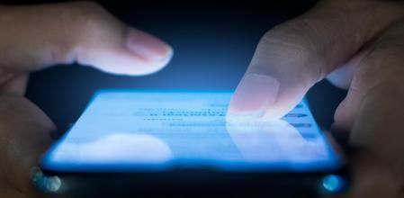 ¿Qué es mejor: el modo oscuro o el claro del móvil?