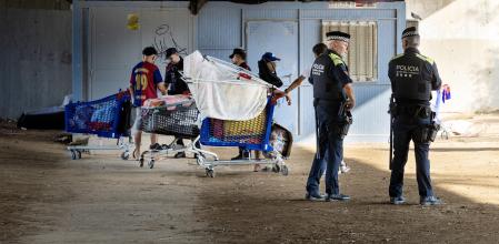 Els sintecho desplaçats del parc de la Estació del Nord busquen altres refugis<br>