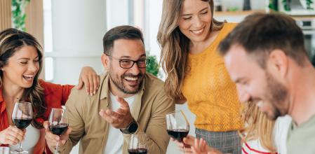Una comida con amigos es un buen plan para este vino.&nbsp;