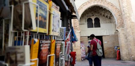 Turista en el Corral del Carbón. (Foto de archivo).