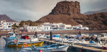 Barcas amarradas en el puerto de Agaete, en el norte de la isla de Gran Canaria