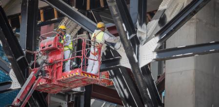Obreros trabajando en las obras del Camp Nou, en Barcelona
