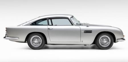 Este mítico DB5 Vantage luce la carrocería en color Silver Birch en un guiño al coche conducido por James Bond.