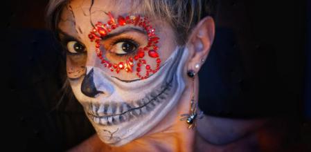 Autorretrato de automaquillaje.