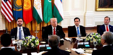 Trump, junto a su gabinete, durante una reunión con las potencias de Asia Central 